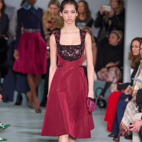 *$4,400 OSCAR DE LA RENTA BURGUNDY SILK EXCLUS EMBROID BEAD RUNWAY DRESS US 8 - Picture 1 of 10